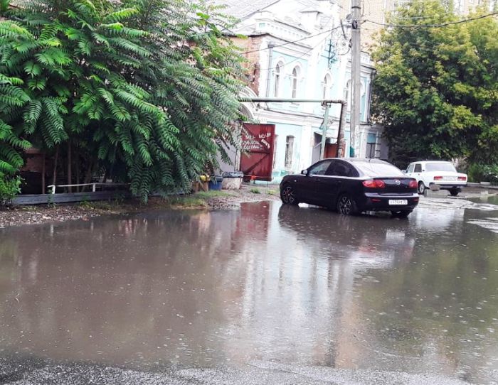 Ливень дом. Ливень. Весенний ливень. Дождливая астрахань. Улицы после дождя.