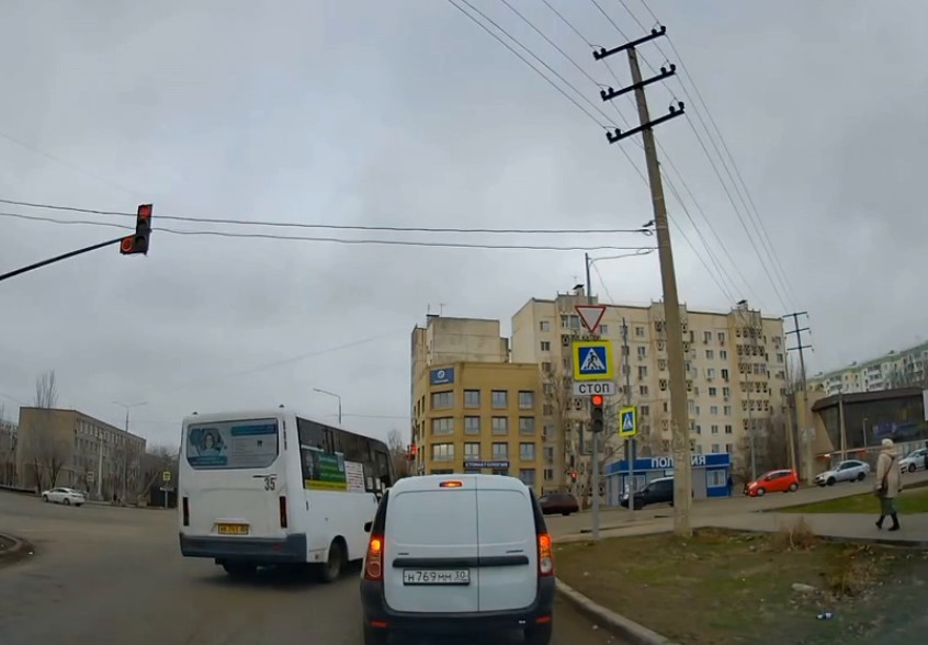 В Астрахани маршрутку, нагло проехавшую на красный свет, сняли на видео 