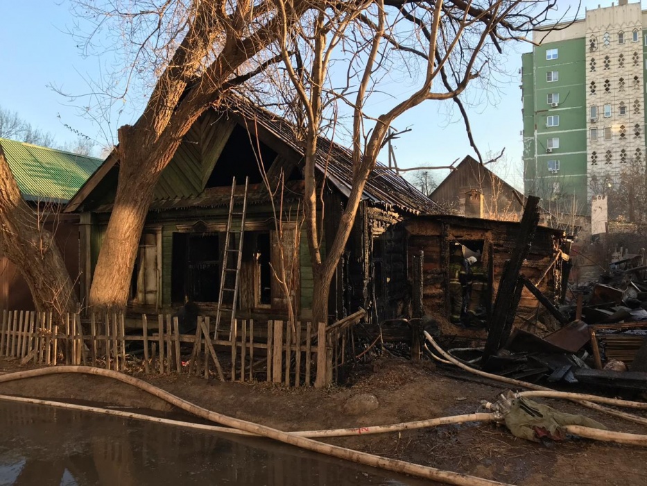 Рано утром в Астрахани сгорел одноэтажный дом, погиб молодой парень