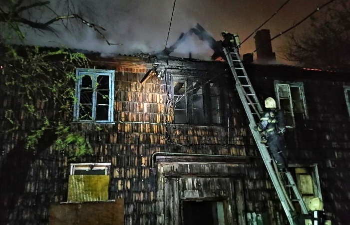 Поздно вечером в Астрахани горел двухэтажный жилой дом, погиб мужчина