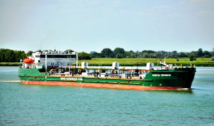 Сегодня в Волго-Каспийском канале теплоход успел сесть на мель и сняться с нее