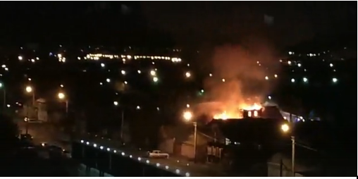 Ночью в Астрахани произошел крупный пожар: горел заброшенный дом
