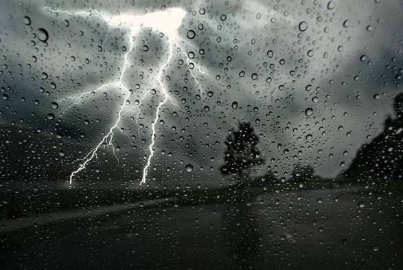Гроза, дождь, сильный ветер: астраханцев ждёт непогода