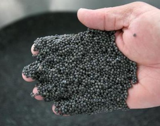 Под Астраханью полиция обнаружила у водителя 3,5 килограмма черной икры и пистолет