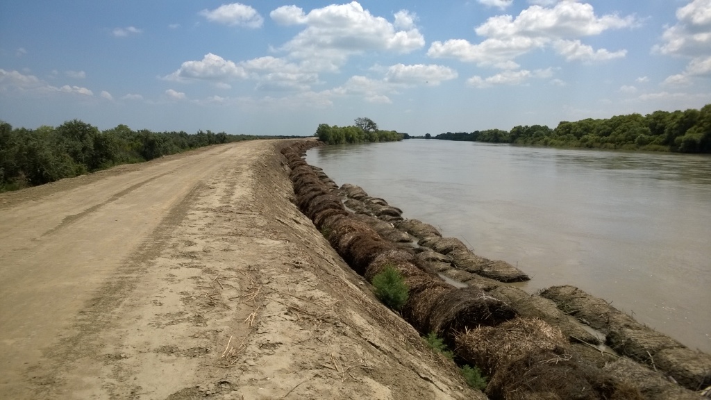 Астраханские чиновники не торопятся привести в порядок опасные вал и дамбу
