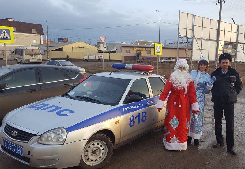 На астраханские дороги вышли Полицейские Дед Мороз и Снегурочка