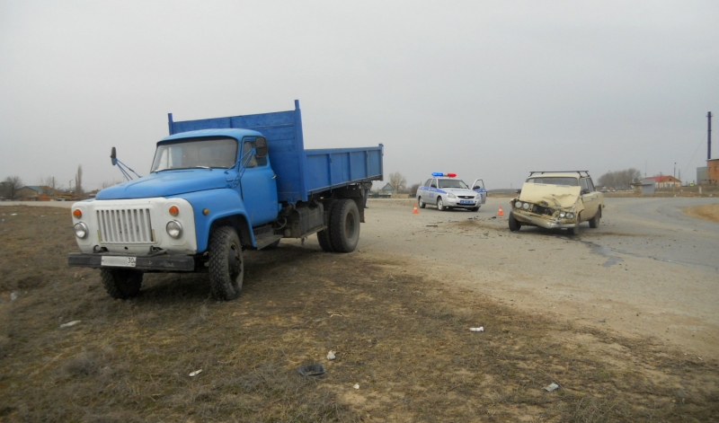 Под Астраханью на встречной полосе столкнулись грузовик и легковушка