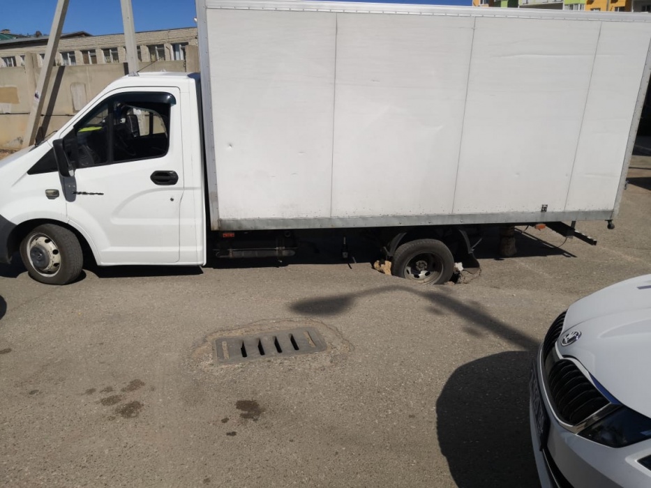 Астраханская полиция проводит проверку по факту провала машины на улице Зеленой