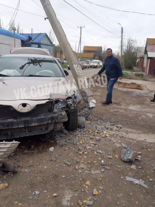 В Астрахани водитель снес фонарный столб, который вот-вот упадет на дорогу