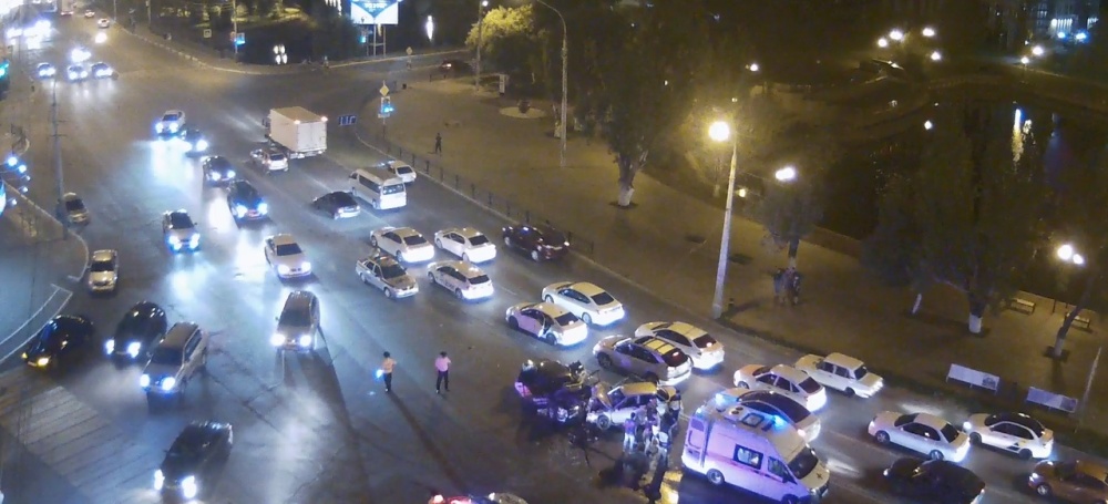 Кадры жесткой аварии в центре Астрахани