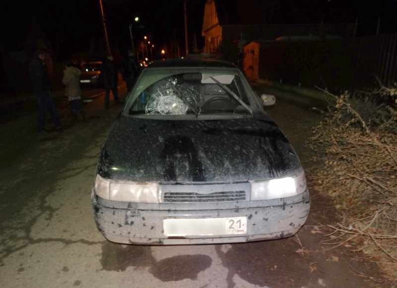 В Астрахани водитель сбил двух сестер и, бросив машину, скрылся
