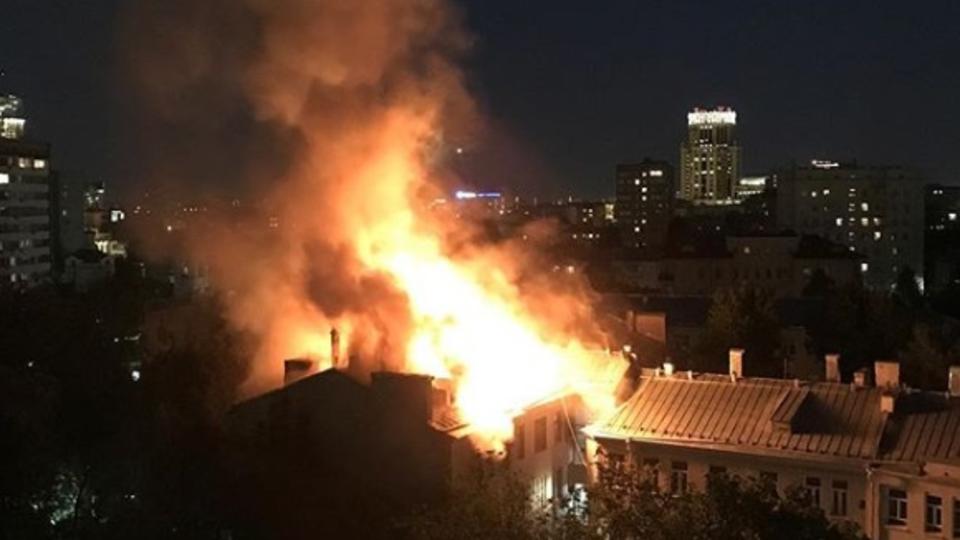 В Ленинском районе Астрахани пламя уничтожило дом