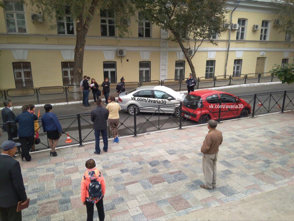 В Астрахани водитель умер за рулем, врезавшись в два автомобиля