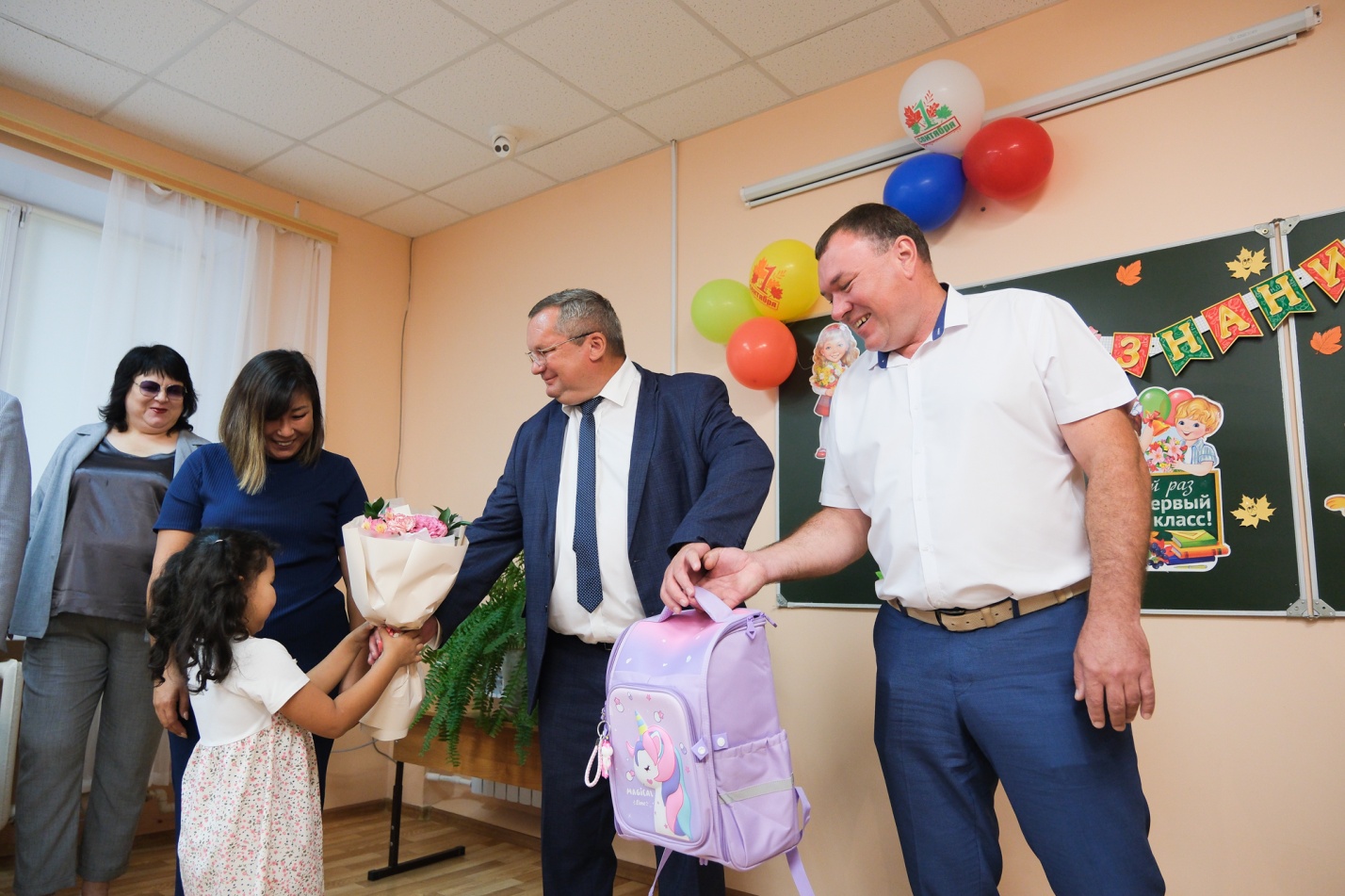 Камызякские первоклассники получили школьные ранцы от Игоря Мартынова