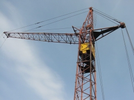 В Астрахани упал подъемный кран