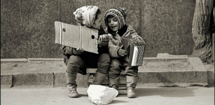 Осуждена астраханка, растившая своих детей попрошайками