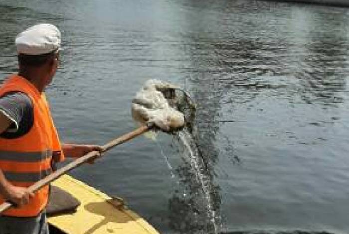 На астраханских городских каналах и мостах наводят марафет