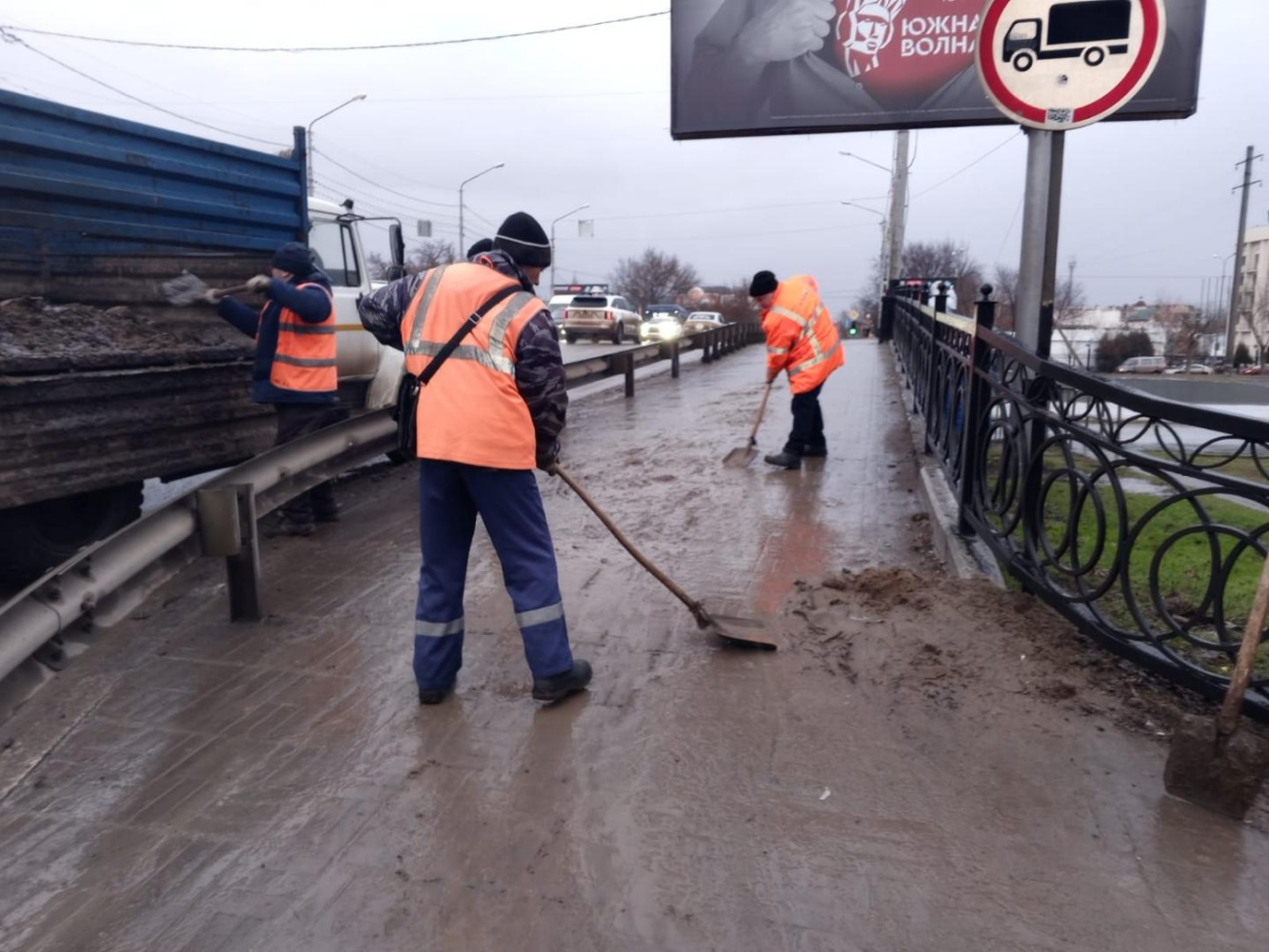 В Астрахани сохраняется опасность порывов ветра