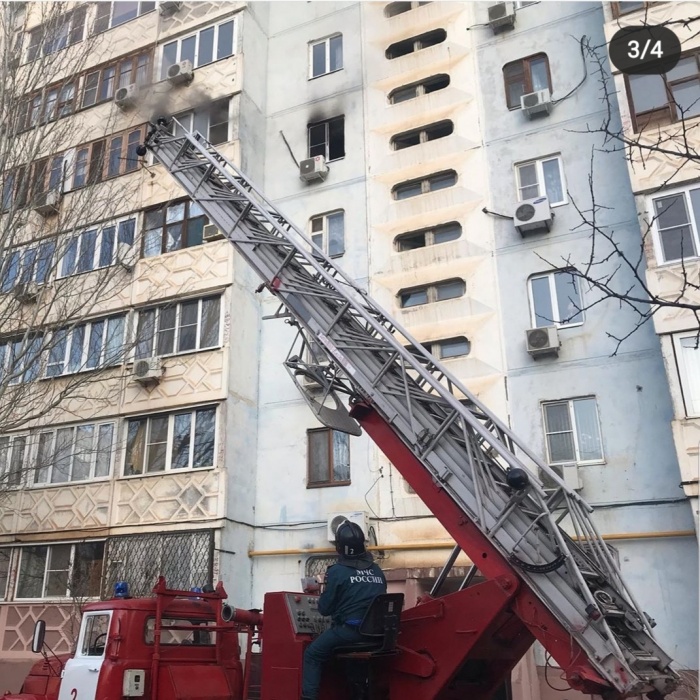 В Астрахани из девятиэтажки срочно эвакуировали людей: горела квартира