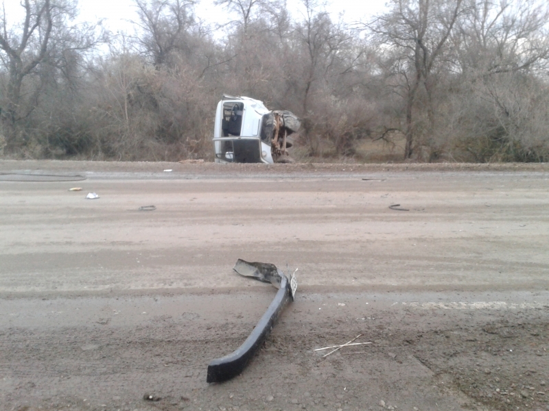 В Астраханской области опрокинулся микроавтобус: пострадало четыре человека