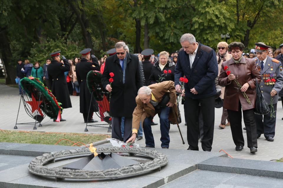 У Вечного огня астраханцы почтили память воинов 28 Красной армии