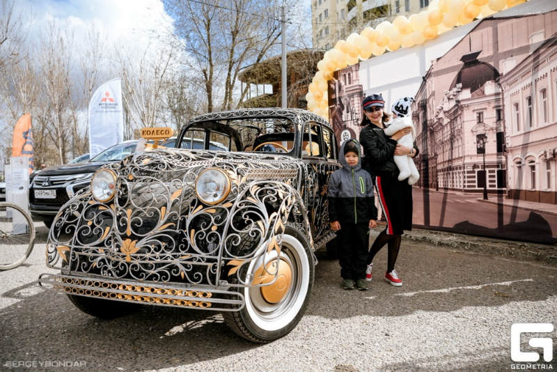 Как рыбак рыбака в ретро-кар сажал