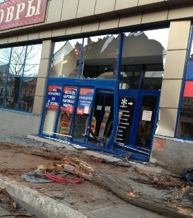 В центре Астрахани автомобиль протаранил магазин