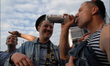 Украинские моряки избили и ограбили астраханского собутыльника