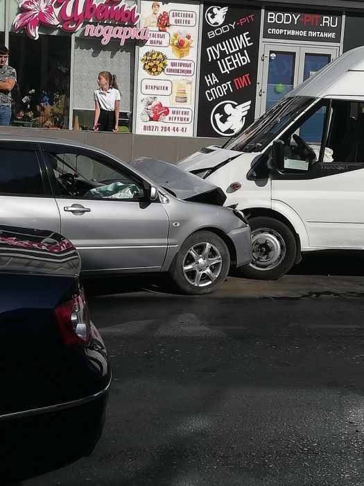 Астраханка выехала на встречку и столкнулась с маршруткой