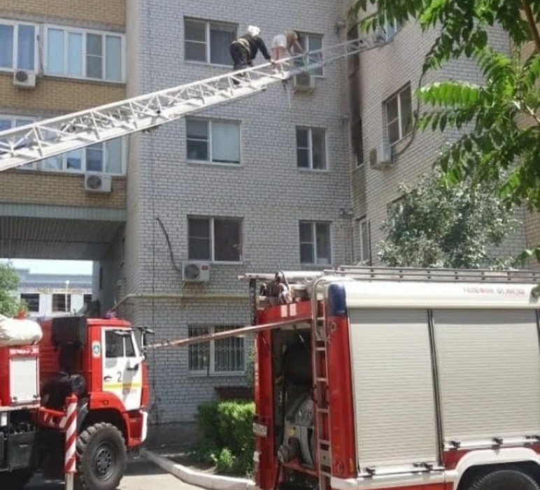 Недалеко от Метро в Астрахани из десятиэтажки эвакуировали детей и взрослых