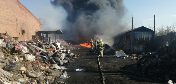 В Астрахани горит мусорный полигон