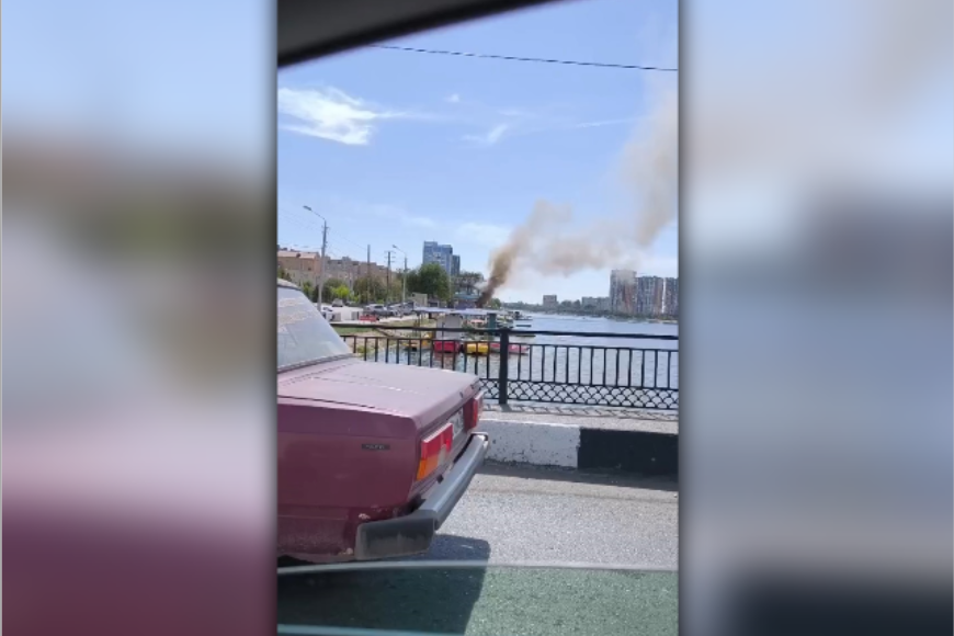 В Астрахани на набережной горел прокат катамаранов