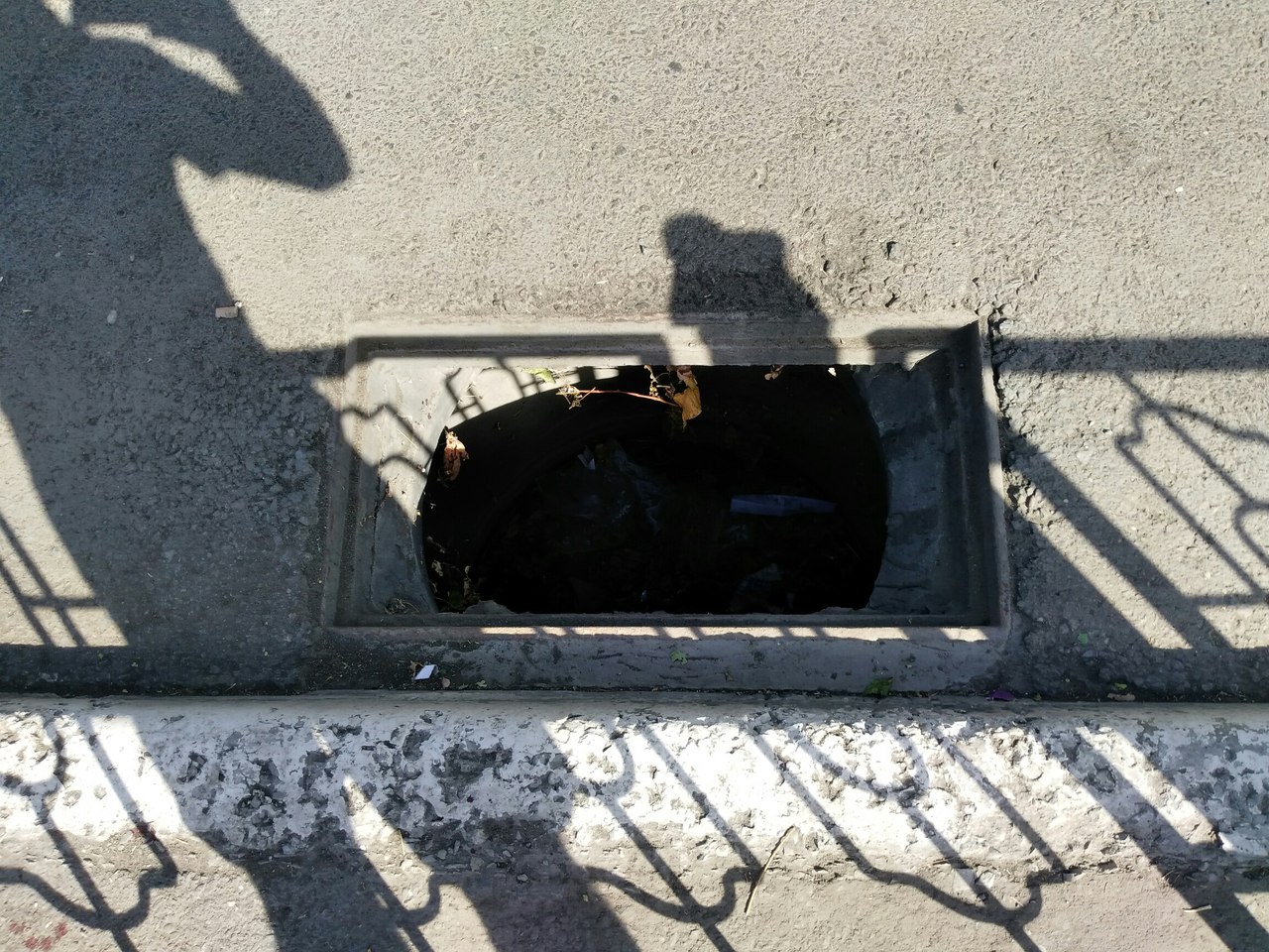 Астраханец получил травму, провалившись в открытую ливневку