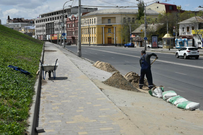 На променадной зоне откосов кремля в Астрахани укладывают брусчатку