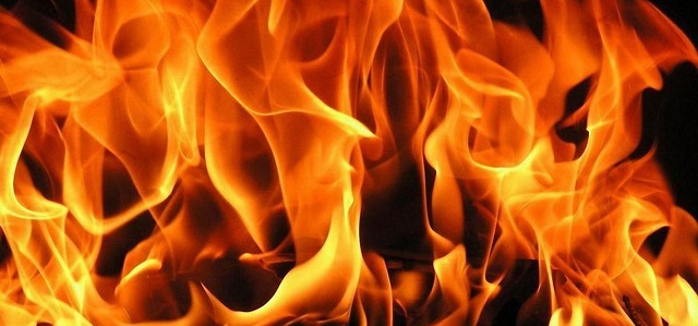 Два жилых дома сгорели в воскресенье в Астраханской области