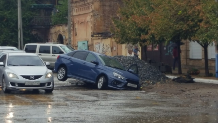 В центре Астрахани дорога захватила в оковы ещё один автомобиль