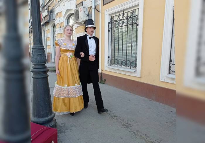 Дамы и кавалеры прогулялись в нарядах XIX века по центральной улице Астрахани