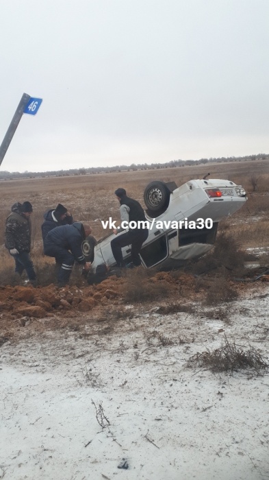 В Астраханской области машина встала на крышу