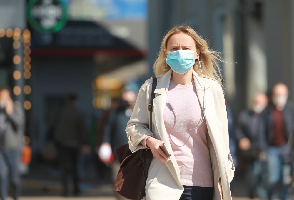 Нужно привыкать жить с этим вирусом: новая волна заражения ковидом придет в ноябре