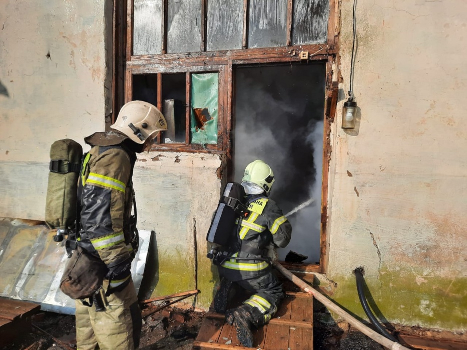 Справились с огнем: кадры тушения мощного пожара под Астраханью