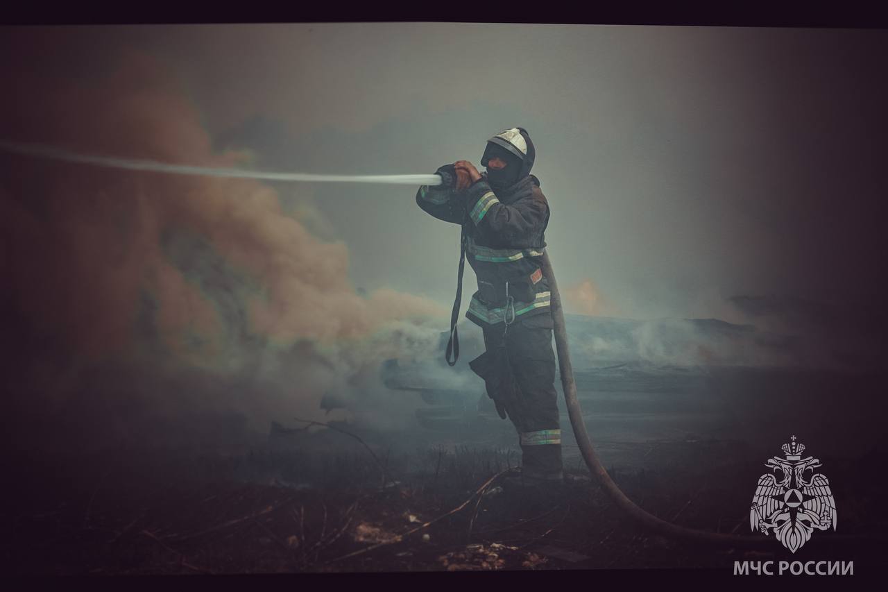 Из-за возгорания камыша центр Астрахани накрыл запах гари