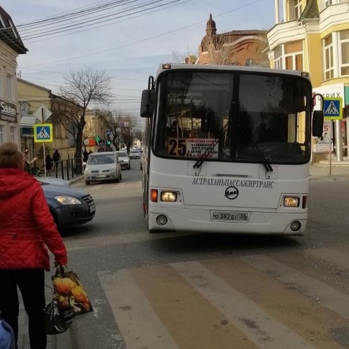 Астраханцев развозит уставший автобус