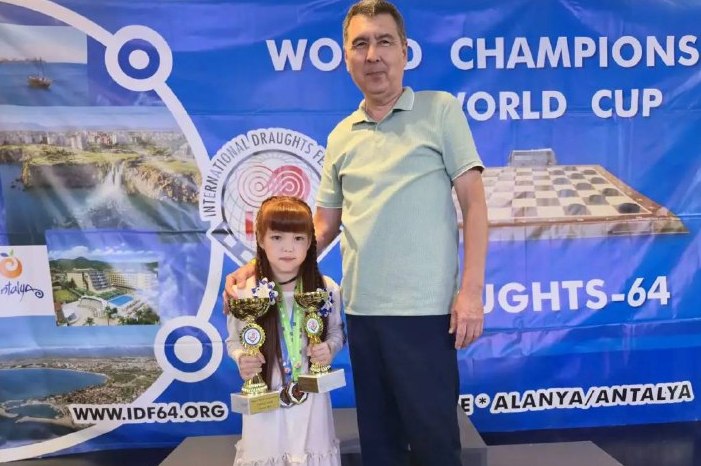Полный успех: юная астраханка выиграла три медали на первенстве мира по шашкам