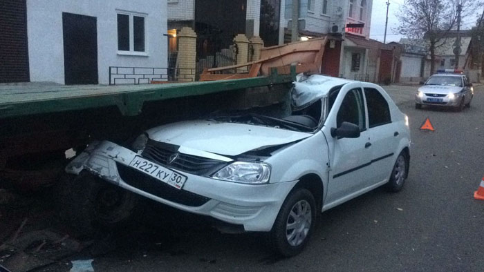 Подробности утренней аварии в Астрахани, в которой автомобиль врезался в ЗИЛ 