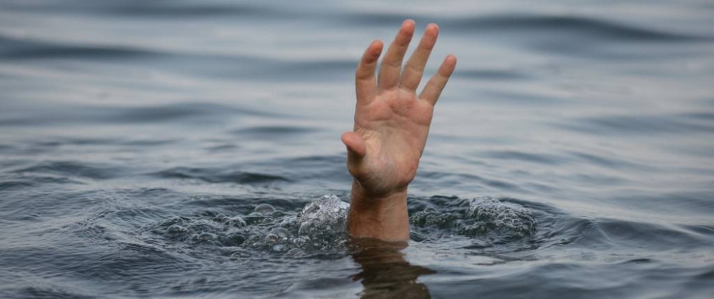 Пьяный заплыв едва не закончился для астраханца трагедией
