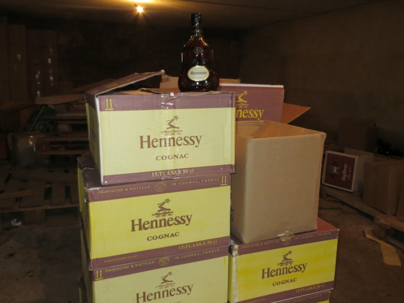 Полиция под Астраханью обнаружила склады с 8 тоннами паленого алкоголя