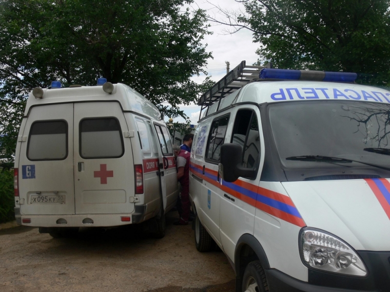 В Астрахани металлические конструкции обрушились на трех мужчин