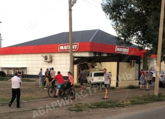 В Астрахани автомобиль снес стену МАГНИТа