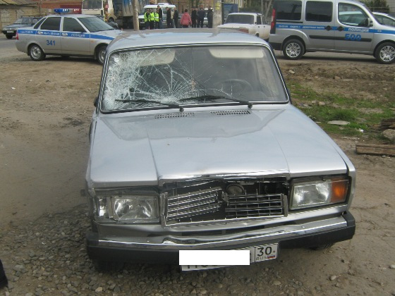 В центре Астрахани машина сбила четырех человек, стоящих на остановке