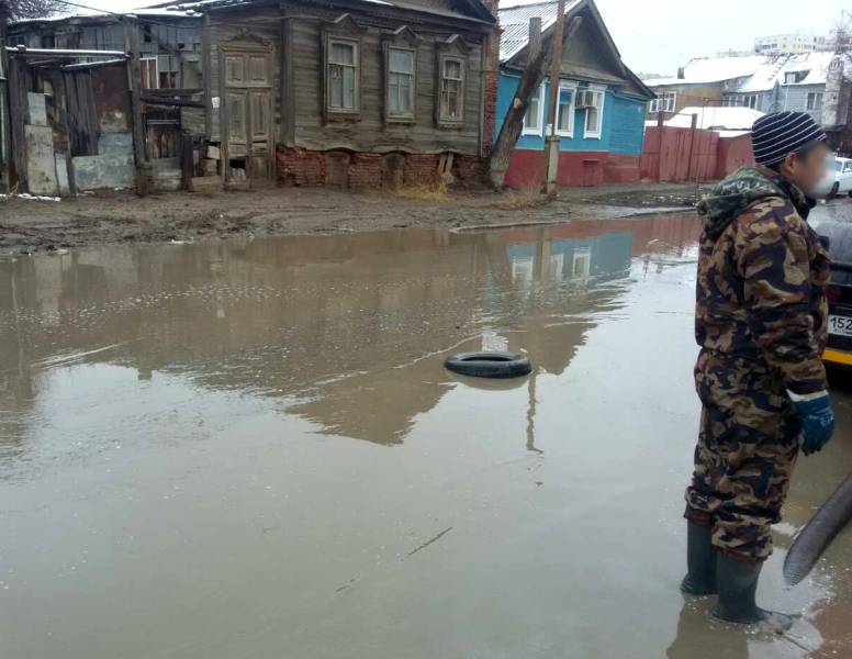 В Астрахани 10 автомобилей провалились в яму, залитую водой
